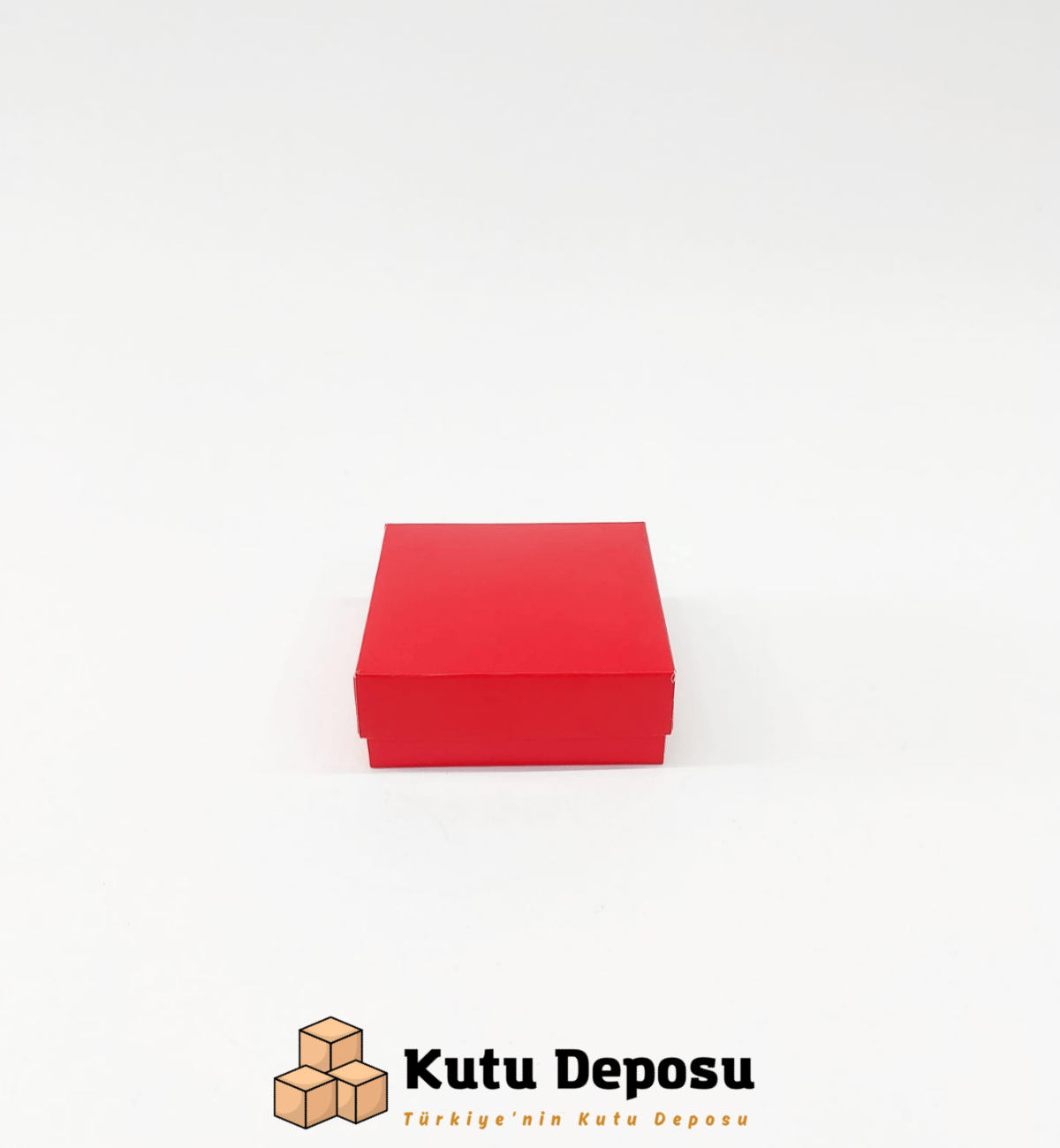 Adsiz-tasarim-2024-06-26T103049.668.png 7x7x3 cm Tam Kapaklı Selefonlu Süngerli Takı Kutusu - Kırmızı - Görsel 1